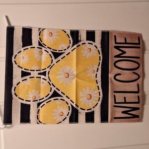 NWOT Spring Puppy Paw Puppy Garden Flag